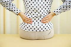 腰痛は「使いすぎ」や「座り方」によって引き起こされます。